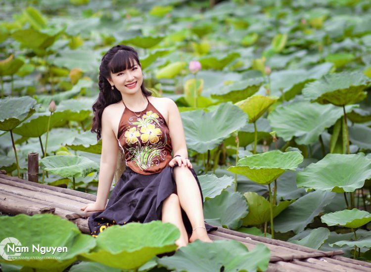 Những thiếu nữ bị mùa sen đốn tim giữa ngày hè oi ả